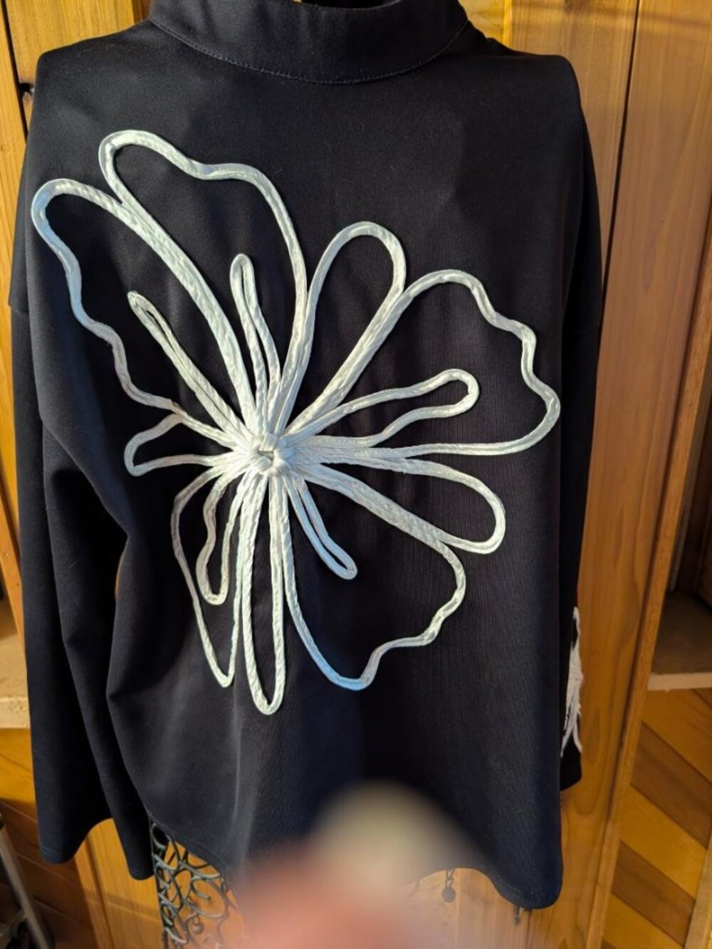 OSHOPLIVE M BLOUSE WITH WHITE FLOWER ON CHEST AND SLEEVE